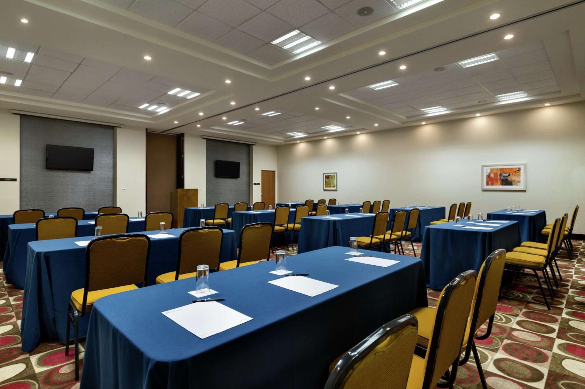 Hilton Garden Inn Querétaro Extérieur photo